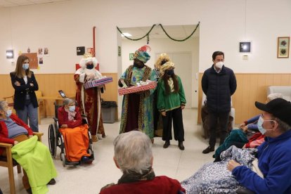 Los Reyes Magos visitaron a los niños ingresados en el Hospital Universitario de Poniente y a los mayores de la Residencia Ciudad de El Ejido y Centro de Día.