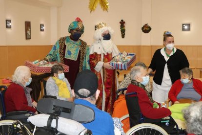 Los Reyes Magos visitaron a los niños ingresados en el Hospital Universitario de Poniente y a los mayores de la Residencia Ciudad de El Ejido y Centro de Día.