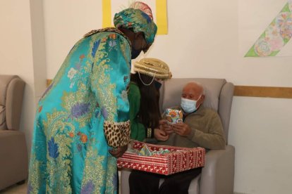 Los Reyes Magos visitaron a los niños ingresados en el Hospital Universitario de Poniente y a los mayores de la Residencia Ciudad de El Ejido y Centro de Día.