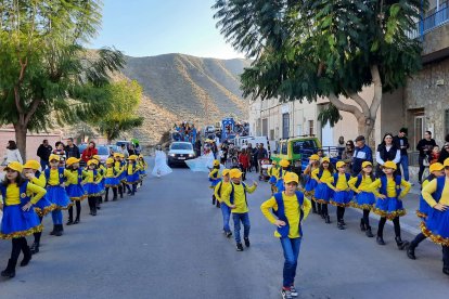 Pequeños con la vestimenta de Correos participando en la Cabalgata de Tabernas.