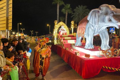 Una espectacular carroza por las calles de Roquetas de Mar.