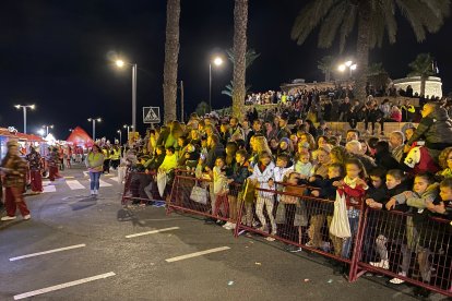 Cientos de pequeños disfrutaron de la Cabalgata de Roquetas de Mar junto al Castillo de Santa Ana.