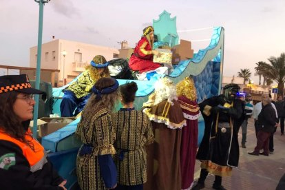 Los Reyes Magos a su llegada a La Isleta del Moro (Níjar).