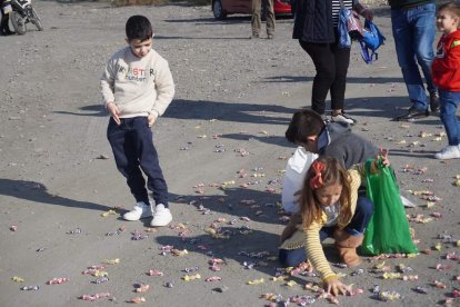 Niños de Carboneras recogiendo los caramelos.