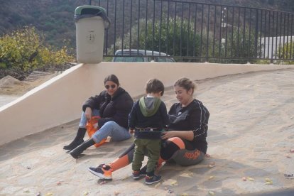 Niños de Carboneras recogiendo los caramelos.