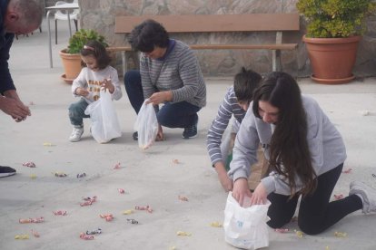 Niños de Carboneras recogiendo los caramelos.