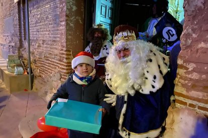 Melchor entregando regalos en Laroya.