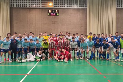 Todos los equipos posando en el centro de la pista.