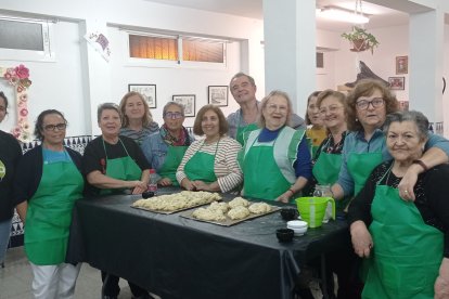 Las participantes elaborando la masa de pan antes del horneado.