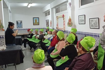 Antes de la clase práctica la monitora dirigió una charla a los participantes.