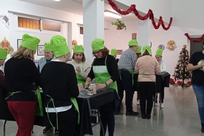 Los participantes en el taller trabajando bajo la supervisión de la monitora.