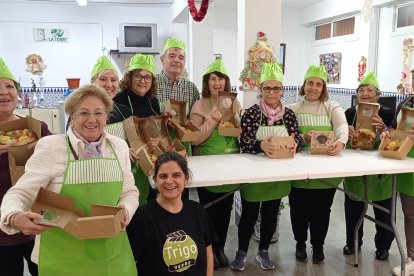 No faltó la elaboración del roscón de reyes y reparto de ellos entre los participantes.