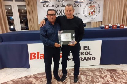 El presidente Torres Caravaca distingue a Jesús Gualda.