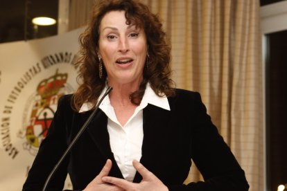 La alcaldesa Mar Vázquez hablando a un gran colectivo.