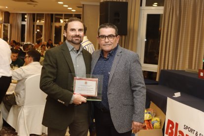 Torres Caravaca y Jesús Pomedio premiando a Huércal.