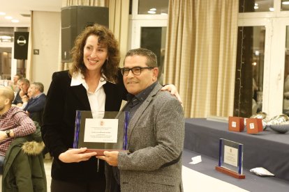 Mar Vázquez recibiendo el premio al Ayuntamiento.