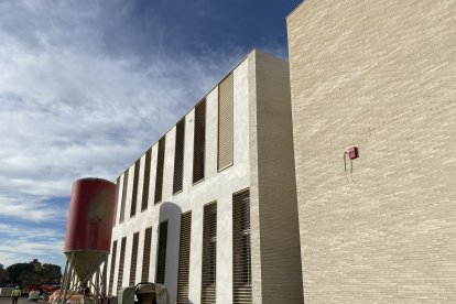 Una de las fachadas del conservatorio.