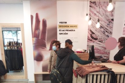 Compradores en la caja