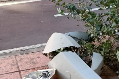 Farola destrozada por el viento.