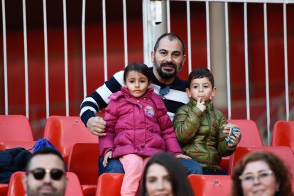 Bien abrigados para no pasar frío en el recinto deportivo de la Vega de Acá animando a su Almería. 