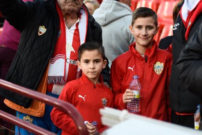 Luciendo con orgullo el chándal del Almería, su equipo preferido.