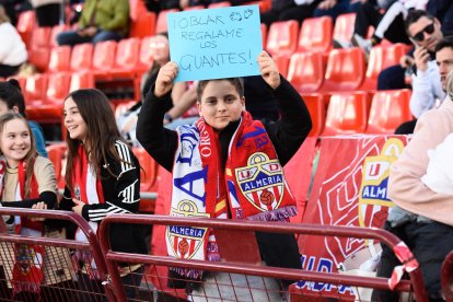 Un mini-aficionado del Almería pidiendo la camiseta al portero Oblak.