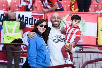 Al fútbol en familia con el ‘Rey’ de la casa con su camiseta del Almería. 