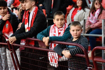 Esperando con ilusión los goles del equipo de Rubi desde la primera fila. 