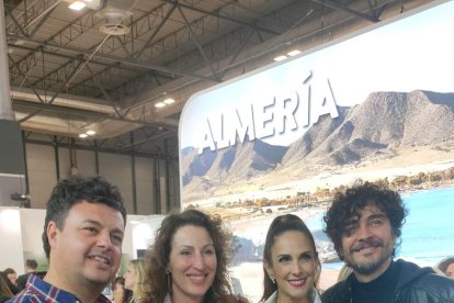 La artista Nuria Fergó junto a María Vázquez, alcaldesa de Almería.