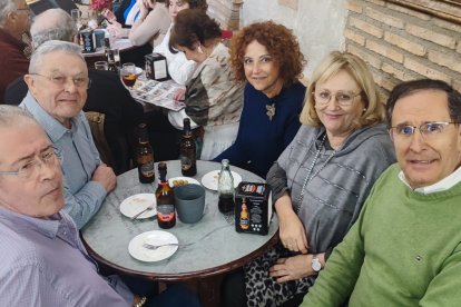 Antonio Delgado, de la Peña El Arriero de Viator con amigos.