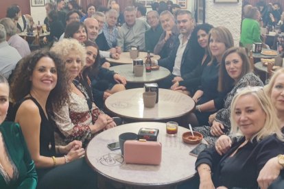 Rocío Peña acudió a la cueva de El Morato con amigas.