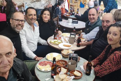 Emilio Amaya, Pepe Pérez y José Berenguer con amigos.