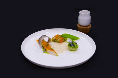 Plato de Juan José Grande Berenguer con toque de ahumados y vegetales del poniente almeriense.