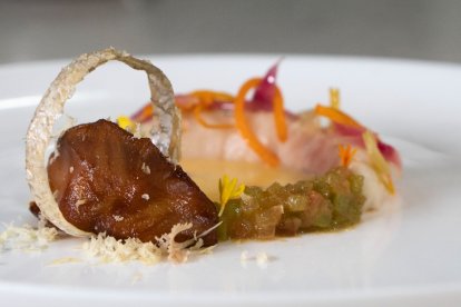 Propuesta de Jesús Vázquez Millet, de dorada con cítricos y triángulo de vegetales y rocas aéreas de Tabernas.