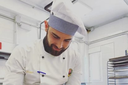 Juan José Grande Berenguer, elaborando su receta.