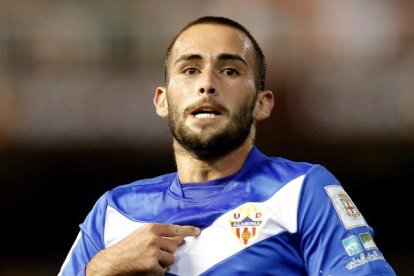 Aleix Vidal celebra el gol de la victoria señalando el escudo del Almería.