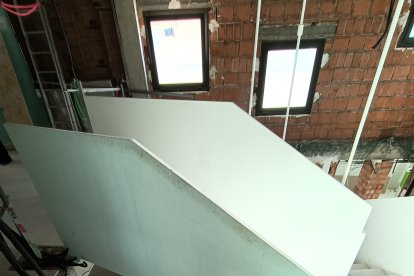 Escalera colgante de nueva creación en el interior del edificio