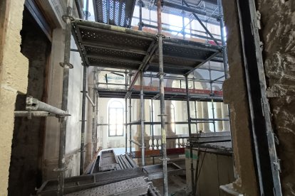 Los andamios presiden los arcos que separaban la escalera de la Alcaldía cuya piedra ya ha sido restaurada