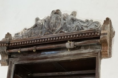 Detalle de los frisos de las puertas del antiguo plenario