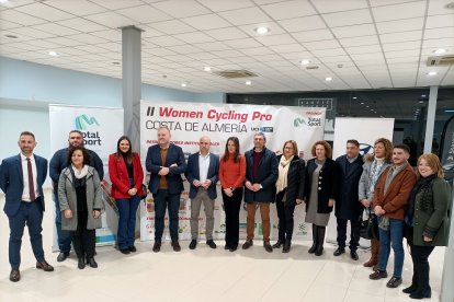 Foto de familia con autoridades en Hyundai Almerialva.