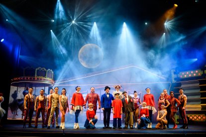 Parte del elenco del espectáculo.