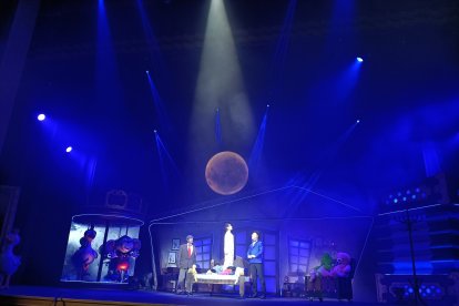 El argumento se centra en la historia de un niño de siete años que sueña con ser payaso. 