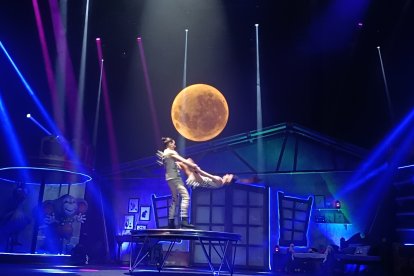 Acróbatas sobre los patines.