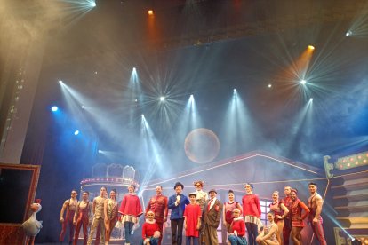 Parte del elenco del espectáculo.