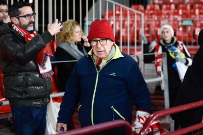 Observando todos los detalles antes de que rodara la pelota ante el Espanyol. 
