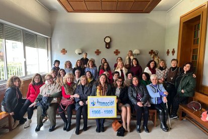 El grupo de antiguas alumnas en la capilla del colegio.