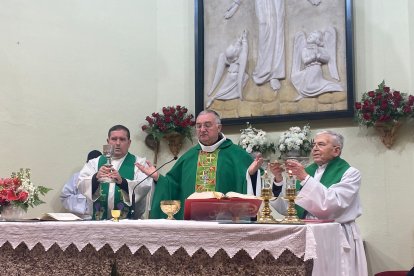 El obispo Gómez Cantero, concelebrando la eucaristía, con el párroco Alejandro E. Moreno y Antonio Rodríguez.