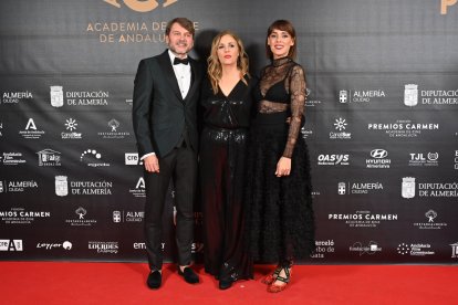 Salva Reina y Belén Cuesta, presentadores de la gala, junto a Marta Velasco, presidenta de la Academia de Cine de Andalucía.
