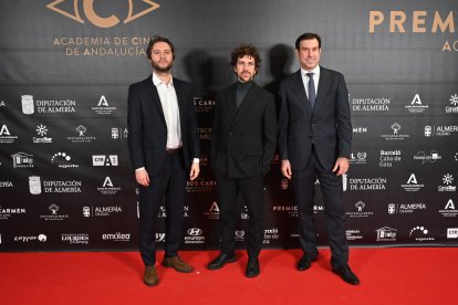 Equipo de Últimas Unidades, nominada a mejor dirección novel.