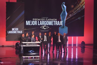 El equipo de Modelo 77, recogiendo el Carmen a mejor película.